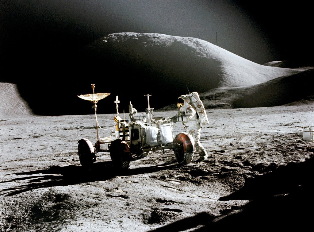 2-apollo_15_on_moon-1