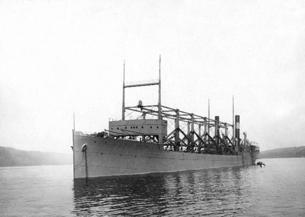 Le charbonnier USS Cyclops, navire americain, construit en 1910, en mars 1918 au retour d'un voyage au Bresil il disparut en mer dans le triangle des Bermudes Son epave n'a jamais ete retrouvee    --  Boat USS Cyclops which disapeared in Bermuda when it came back from a trip to Brazil in march 1918