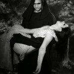 Hombre cargando mujer